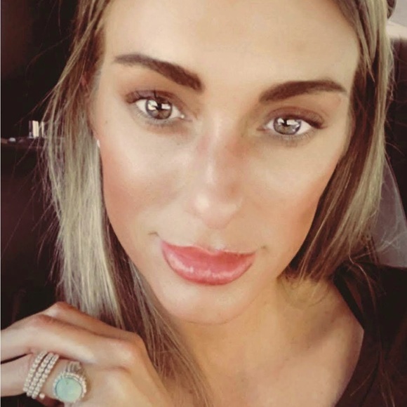 Meet your Posher, Lauren - Picture 2 of 13